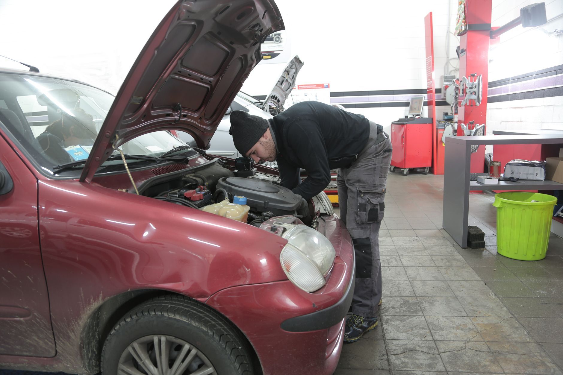 Réparation voiture équipe à Marseille